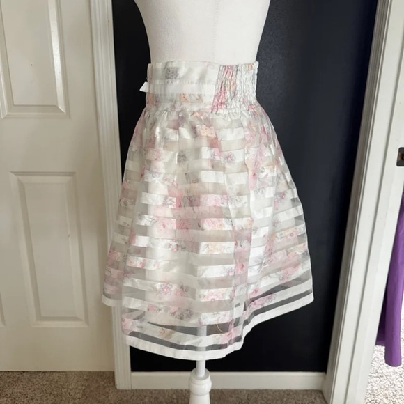 Liz Lisa Pink and white mini skirt with a floral pattern
size XS/Small - Picture 5 of 12